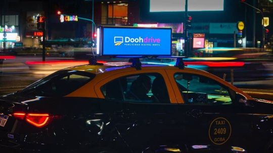 Doohdrive lanza la primera red de pantallas digitales en taxis de Buenos Aires y apuesta a transformar la publicidad exterior