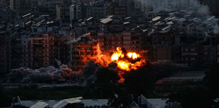 Una bola de fuego asciende desde el lugar de un ataque aéreo israelí que apuntó a un área en los suburbios del sur de Beirut. Foto de AFP