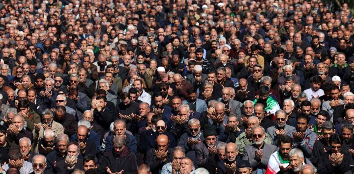 Los musulmanes participan en las oraciones del mediodía del viernes en el recinto de la mezquita Mosalla en Teherán. Foto de AFP 