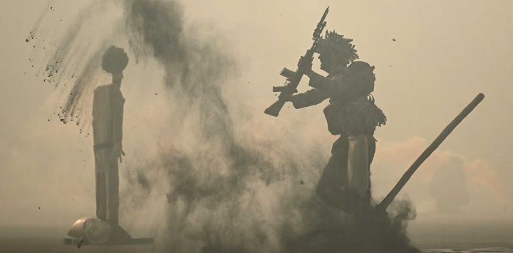 Un cadete del ejército indio realiza ejercicios antes de la ceremonia de graduación en la Academia de Formación de Oficiales en Chennai. Foto de R. Satish BABU / AFP
