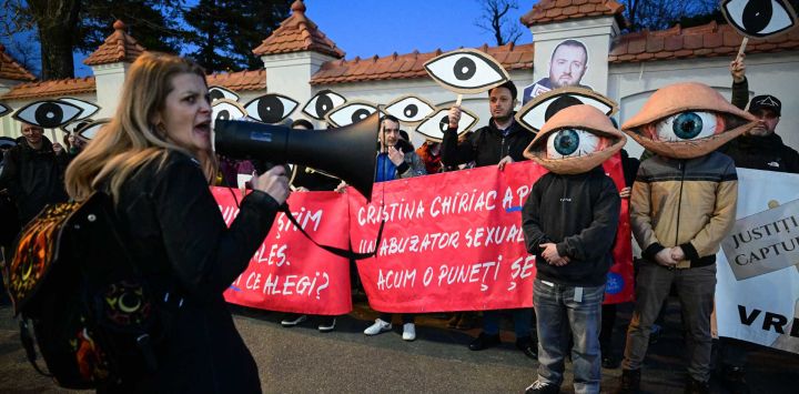 Manifestantes con máscaras en los ojos se reúnen frente al Palacio Cotroceni, la sede de la Presidencia de Rumanía. Foto de Daniel MIHAILESCU / AFP