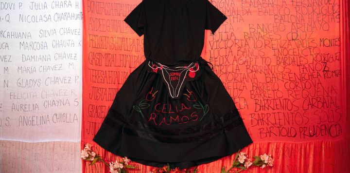 Un vestido con el nombre de Celia Ramos, una mujer que fue víctima de una esterilización forzada, se ve durante una presentación en el Centro de Derechos Reproductivos DEMUS en Lima. Foto de AFP