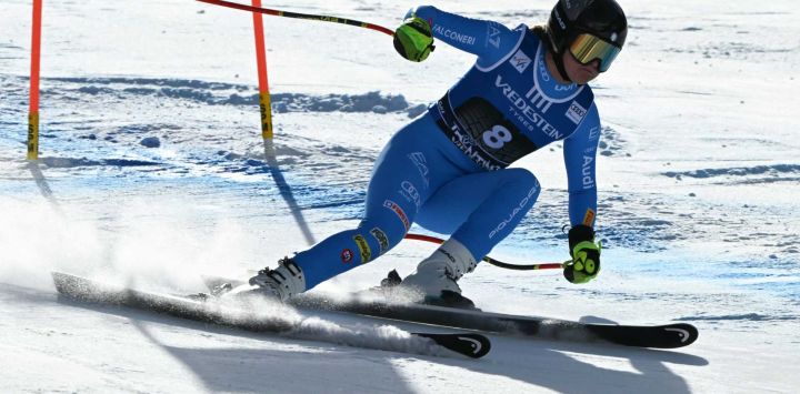La italiana Laura Pirovano compite en la carrera femenina de descenso de la Copa del Mundo de Esquí FIS. Foto de Andreas SOLARO / AFP