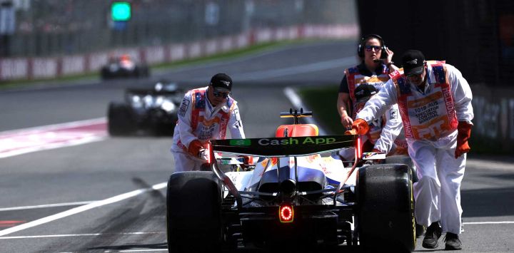 El coche del piloto británico de RB, Arvid Lindblad, de regreso al pit lane durante la primera sesión de práctica del Gran Premio de Australia de Fórmula Uno en el Circuito Albert Park en Melbourne. Foto de Martin KEEP / AFP