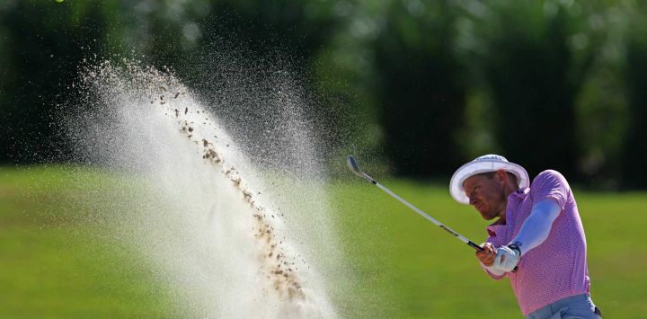 Peter Malnati de los Estados Unidos juega un golpe desde un bunker en el hoyo 16 durante la segunda ronda del Puerto Rico Open 2026 en el Grand Reserve Golf Club. Foto de Justin Edmonds / AFP
