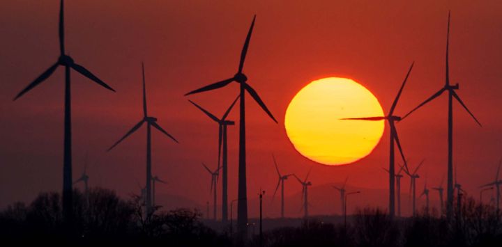 El sol se pone detrás de los molinos de viento cerca de Kittsee, Baja Austria, en la frontera con Eslovaquia. Foto de Joe Klamar / AFP