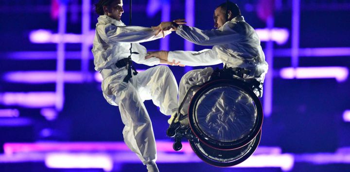 Los bailarines actúan durante la ceremonia de apertura de los Juegos Paralímpicos de Invierno Milano Cortina. Foto de Stefano RELLANDINI / AFP 