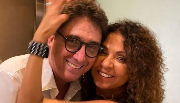 Así es la casa de Patricia Sosa y Oscar Mediavilla: techos altos, aire de cabaña y una impronta artística