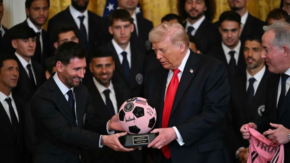 Lionel Messi le entregó a Donald Trump una pelota de fútbol conmemorativa de la visita 