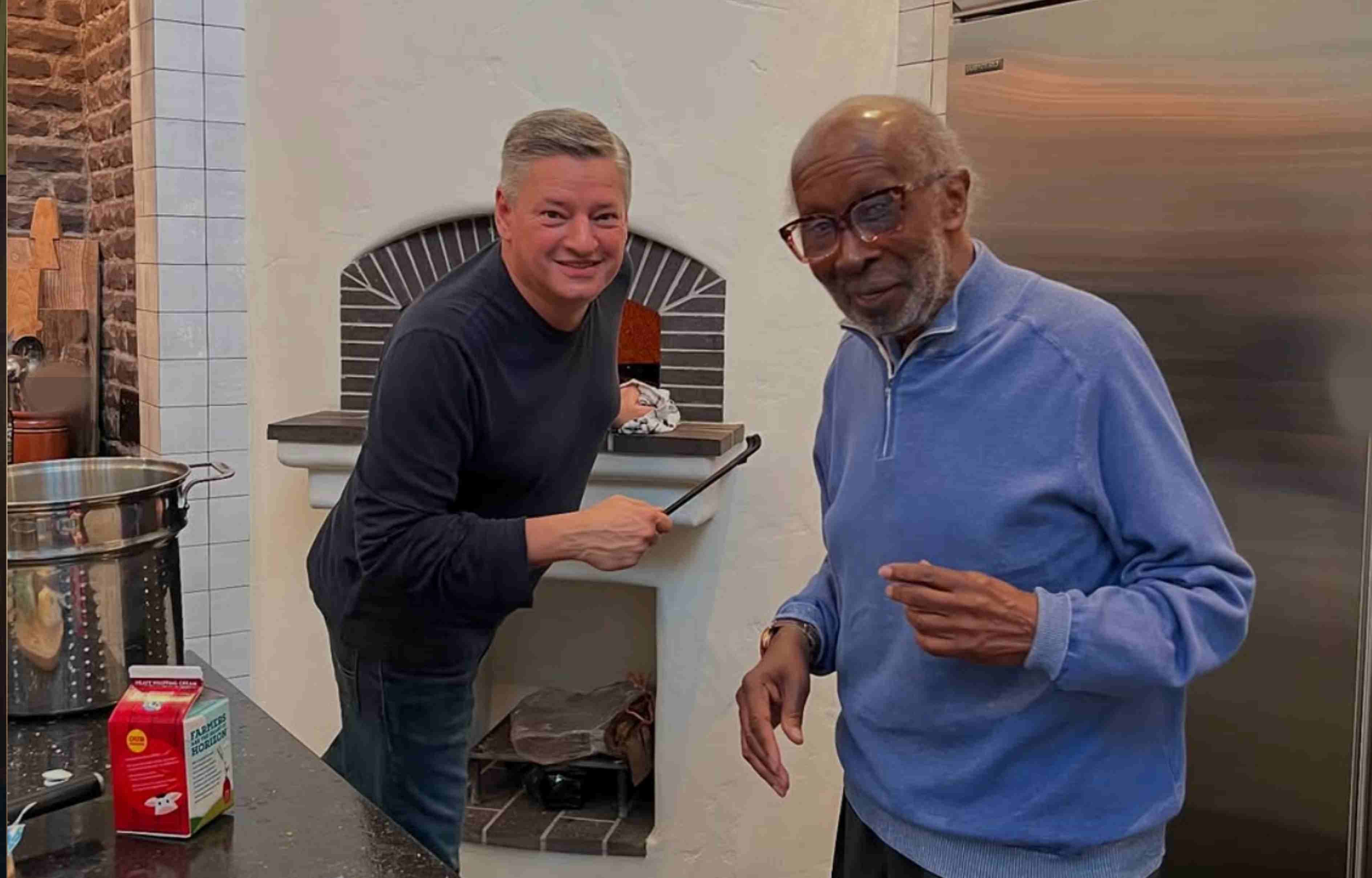 Ted Sarandos, co-CEO de Netflix,y su famoso suegro, Clarence Savant, fallecido en 2023.