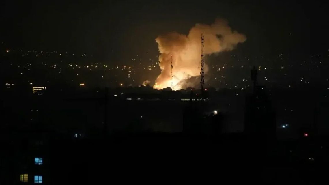 A un mes de la guerra, misiles en Tel Aviv y más bombardeos israelíes a ...