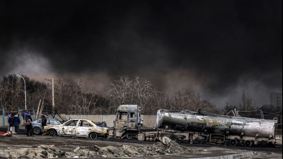 Domingo con el día convertido en noche en Teherán, por el humo de los bombadeados pozos petroleros.