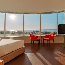 The Grand, en La Brava de Punta del Este: con forma de barco y mucho confort.