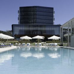 The Grand, en La Brava de Punta del Este: con forma de barco y mucho confort.