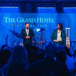 The Grand y su fiesta.