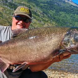 La reciente captura refuerza la fama del lugar y vuelve a poner a este destino en el radar de los pescadores que buscan grandes desafíos y piezas récord en aguas patagónicas.