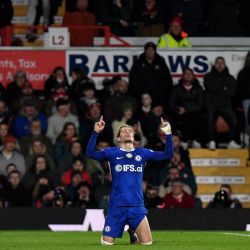 El centrocampista argentino del Chelsea, Alejandro Garnacho, celebra el tercer gol de su equipo durante el partido de quinta ronda de la FA Cup entre el Wrexham y el Chelsea en el Racecourse Ground Stadium de Wrexham, norte de Gales. | Foto:PETER POWELL / AFP