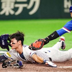 El taiwanés Shao-Hung Chiang (der.) batea al surcoreano Kim Ju-won en el plato durante el partido del Grupo C del Clásico Mundial de Béisbol (CMB) entre Taiwán y Corea del Sur en el Tokyo Dome, Tokio. | Foto:Yuichi Yamazaki / AFP