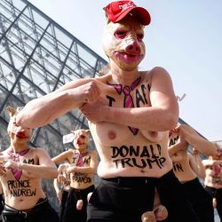 Miembros en topless del grupo activista feminista FEMEN con máscaras de cerdo participan en una protesta en el Museo del Louvre junto a la Pirámide del Louvre, diseñada por el arquitecto chino-estadounidense Ieoh Ming Pei. | Foto:KENZO TRIBOUILLARD / AFP