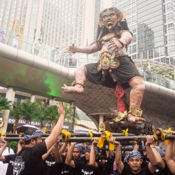 Personas asisten a un desfile para darle la bienvenida al próximo día Nyepi, o Día del Silencio, en Yakarta, Indonesia. | Foto:Xinhua/Agung Kuncahya B.