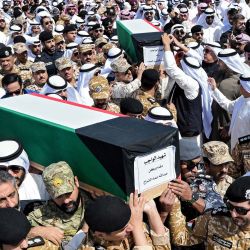 Policías kuwaitíes cargan los ataúdes de dos guardias fronterizos que murieron en servicio el día anterior, durante un funeral de Estado en el cementerio de Sulaibikhat, al oeste de la ciudad de Kuwait. Estados Unidos e Israel lanzaron ataques contra Irán, lo que provocó una rápida represalia por parte de la república islámica, que respondió con ataques con misiles en toda la región. La guerra ha arrastrado a las potencias mundiales, ha trastocado los sectores energético y del transporte a nivel mundial y ha sembrado el caos incluso en zonas habitualmente pacíficas de la inestable región. | Foto:Yasser Al-Zayyat / AFP