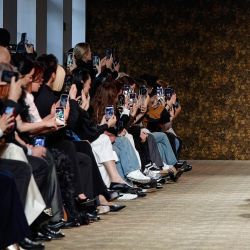 Una modelo presenta una creación de Shiatzy Chen para el desfile de la colección prêt-à-porter femenina otoño/invierno 2026-2027, en el marco de la Semana de la Moda de París. | Foto:GEOFFROY VAN DER HASSELT / AFP