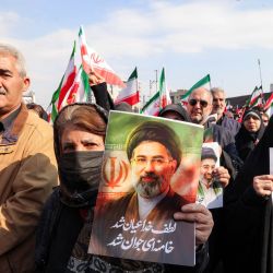Una mujer posa con una foto del nuevo líder supremo de Irán, el ayatolá Mojtaba Jamenei, durante una manifestación en su apoyo en la plaza Enghelab, en el centro de Teherán. Irán celebró el nombramiento del ayatolá Mojtaba Jamenei como líder supremo en reemplazo de su padre con una nueva andanada de misiles contra Israel y los países del Golfo el lunes, mientras la guerra en Oriente Medio disparaba los precios del petróleo. | Foto:ATTA KENARE / AFP