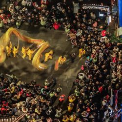 Vista aérea tomada con un dron de personas observando una danza del dragón en celebración del Festival de las Linternas, en el poblado de Shouchang, en la ciudad de Jiande, en la provincia de Zhejiang, en el este de China. | Foto:Xinhua/Xu Yu