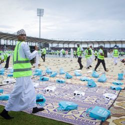 Voluntarios preparan paquetes de alimentos para el Iftar Nacional de Zanzíbar, que reunió a aproximadamente 15.000 personas en el Estadio Complejo Amani de Zanzíbar. El Iftar fue organizado por la Comisión de Turismo de Zanzíbar como parte de las iniciativas para promover el turismo halal durante el Ramadán. | Foto:ERICKY BONIPHACE / AFP