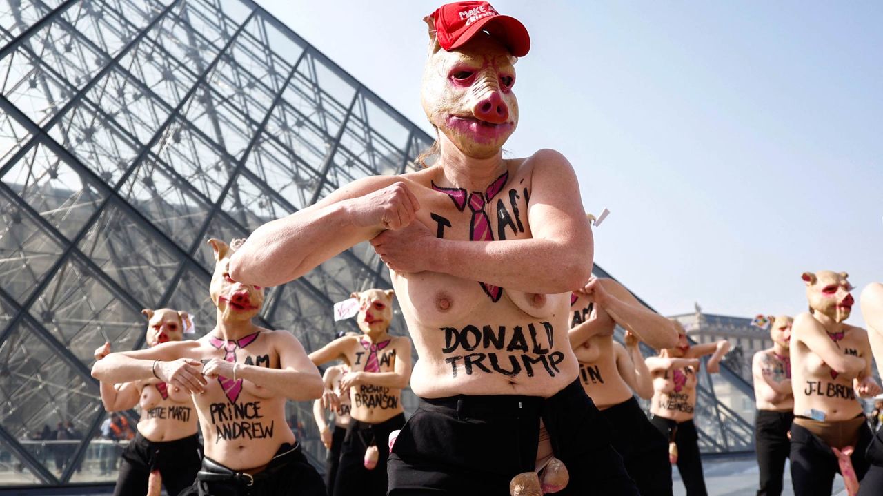Miembros en topless del grupo activista feminista FEMEN con máscaras de cerdo participan en una protesta en el Museo del Louvre junto a la Pirámide del Louvre, diseñada por el arquitecto chino-estadounidense Ieoh Ming Pei. | Foto:KENZO TRIBOUILLARD / AFP
