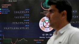 Un broker monitorea el mercado de valores de Pakistán, en Karachi