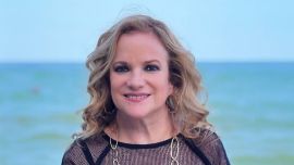 Así es la casa “embrujada” de Lucía Galán: minimalismo, arte abstracto y un sillón de diseño que marca tendencia