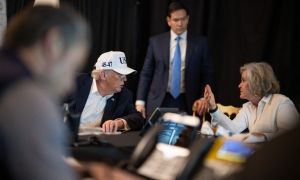 Donald Trump en su centro de mando de Mar-a-Lago (Florida)