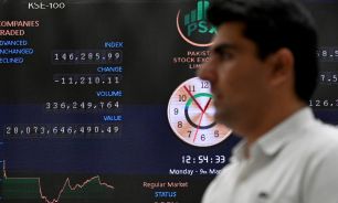 Un broker monitorea el mercado de valores de Pakistán, en Karachi