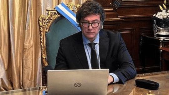 Récord: revelan que Milei posteó casi mil tuits en un fin de semana