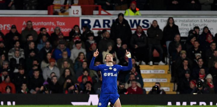 El centrocampista argentino del Chelsea, Alejandro Garnacho, celebra el tercer gol de su equipo durante el partido de quinta ronda de la FA Cup entre el Wrexham y el Chelsea en el Racecourse Ground Stadium de Wrexham, norte de Gales.