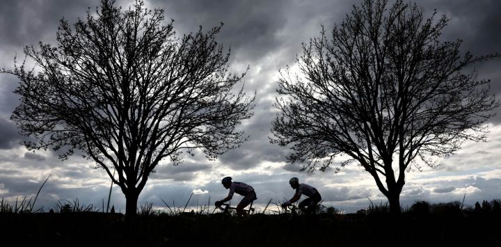El danés Casper Pedersen (izq.), del Soudal Quick-Step, y el francés Mathis Le Berre, del TotalEnergies, se escaparon durante la segunda etapa de la París-Niza, de 187 km entre Épône y Montargis.