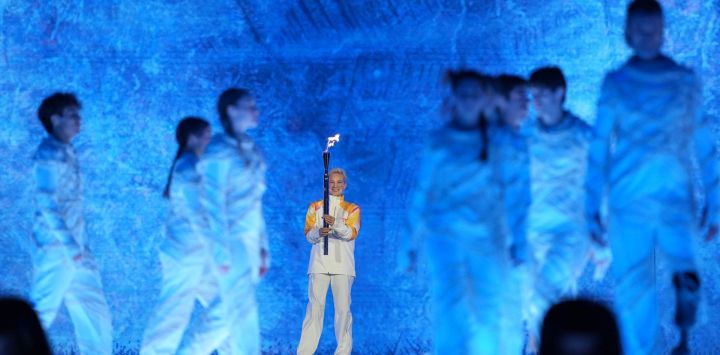 Imagen de la portadora de la antorcha, Bebe Vio, vista durante la ceremonia de inauguración de los Juegos Paralímpicos de Invierno Milán-Cortina 2026 en la Arena de Verona, en Verona, Italia.