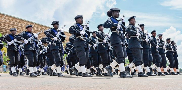 Oficiales militares de Uganda marchan en un desfile militar de mujeres para conmemorar el Día Internacional de la Mujer, en Kampala, Uganda.