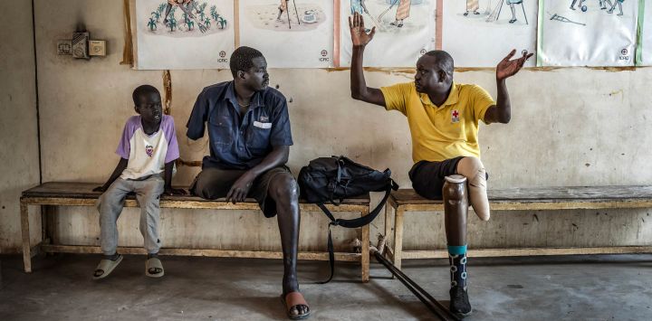 Pacientes con pérdida de extremidades conversan sentados tras ser atendidos por especialistas en un centro de rehabilitación apoyado por el Comité Internacional de la Cruz Roja (CICR) en Yuba. La escasa atención médica disponible en Sudán del Sur se proporciona casi en su totalidad a través de donantes extranjeros, y más del 80 % está cubierta por ONG. Mientras el país de África Oriental se hunde de nuevo en la guerra civil, un informe reciente de las Naciones Unidas documentó cómo los líderes del país han malgastado y robado miles de millones de dólares en ingresos petroleros.