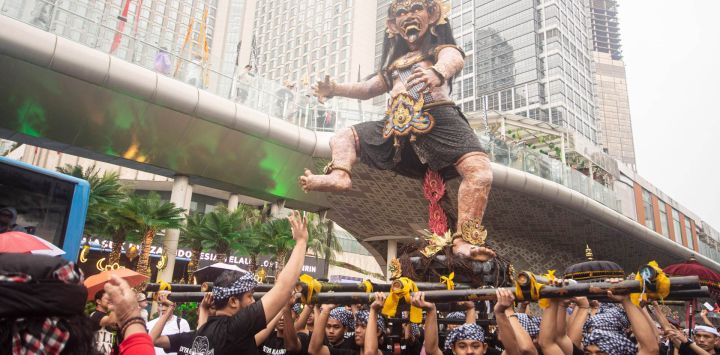 Personas asisten a un desfile para darle la bienvenida al próximo día Nyepi, o Día del Silencio, en Yakarta, Indonesia.