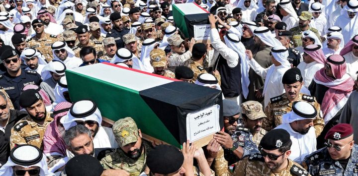 Policías kuwaitíes cargan los ataúdes de dos guardias fronterizos que murieron en servicio el día anterior, durante un funeral de Estado en el cementerio de Sulaibikhat, al oeste de la ciudad de Kuwait. Estados Unidos e Israel lanzaron ataques contra Irán, lo que provocó una rápida represalia por parte de la república islámica, que respondió con ataques con misiles en toda la región. La guerra ha arrastrado a las potencias mundiales, ha trastocado los sectores energético y del transporte a nivel mundial y ha sembrado el caos incluso en zonas habitualmente pacíficas de la inestable región.