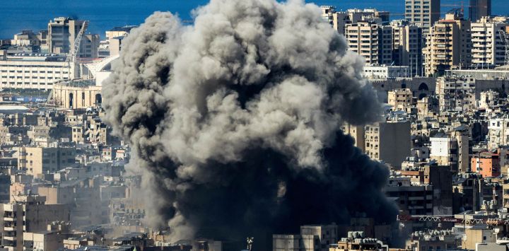 Se elevan columnas de humo desde el lugar de un ataque aéreo israelí en los suburbios del sur de Beirut, la capital libanesa. El Líbano se vio arrastrado a la guerra de Oriente Medio la semana pasada cuando el grupo militante Hezbolá, respaldado por Irán, atacó a Israel en respuesta al asesinato del líder supremo iraní, el ayatolá Alí Jamenei, durante los ataques estadounidenses-israelíes.