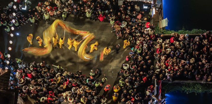 Vista aérea tomada con un dron de personas observando una danza del dragón en celebración del Festival de las Linternas, en el poblado de Shouchang, en la ciudad de Jiande, en la provincia de Zhejiang, en el este de China.