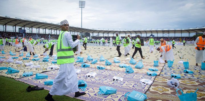 Voluntarios preparan paquetes de alimentos para el Iftar Nacional de Zanzíbar, que reunió a aproximadamente 15.000 personas en el Estadio Complejo Amani de Zanzíbar. El Iftar fue organizado por la Comisión de Turismo de Zanzíbar como parte de las iniciativas para promover el turismo halal durante el Ramadán.