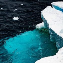  El radar también reveló los reflejos planos y brillantes de varios cientos de lagos subglaciales.