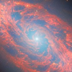 Se trata de una galaxia en espiral con detalles muy llamativos.