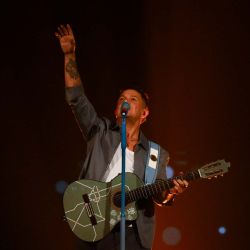 El cantautor español Alejandro Sanz actúa durante su gira ¿Y Ahora Que?,en el Campo Argentino de Polo de Buenos Aires. | Foto:LUIS ROBAYO / AFP