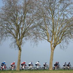 El pelotón recorre la primera etapa de la carrera ciclista París-Niza, 170,9 km entre Achères y Carrières-sous-Poissy. | Foto:ANNE-CHRISTINE POUJOULAT / AFP