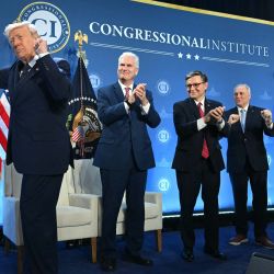El presidente de Estados Unidos, Donald Trump, baila al ritmo de la canción "YMCA" de Village People mientras (izq./der.) el líder de la mayoría de la Cámara de Representantes, Tom Emmer; el presidente de la Cámara de Representantes, Mike Johnson; el líder de la mayoría, Steve Scalise; y la presidenta de la conferencia, Lisa McClain, aplauden durante la Conferencia de Asuntos de Miembros Republicanos en Trump National Doral en Miami, Florida. | Foto:SAUL LOEB / AFP)